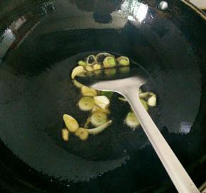 锅里放油烧热下大蒜和大葱爆香