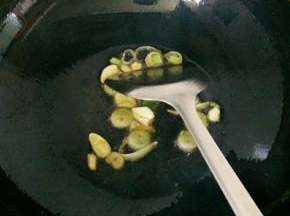 锅里放油烧热下大蒜和大葱爆香