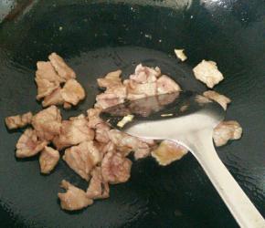 下肉片翻炒几十秒