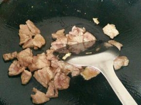 下肉片翻炒几十秒