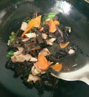 倒进胡萝卜，青椒，木耳翻炒