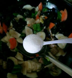 放一勺多点点盐，翻炒几下