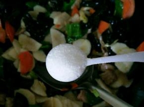 放一勺多点点盐，翻炒几下