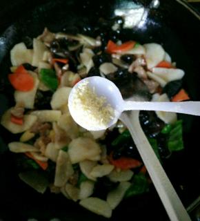 再放一点鸡精，在炒个一分钟就可以了，简单营养又好吃的肉片山药就炒好了