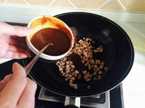 黄干酱加水稀释，倒入锅中，翻炒