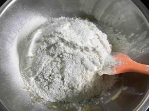 低筋面粉过筛，继续使用切拌的手法，搅拌均匀。