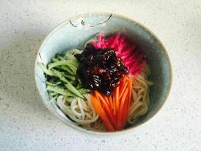 放上炸好的酱，拌匀就可以了