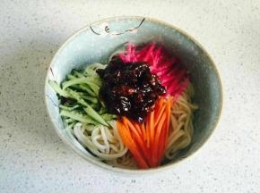 放上炸好的酱，拌匀就可以了