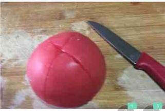 番茄用小刀在顶部十字划开，放入烧开水的锅中滚几下，去皮，切丁。