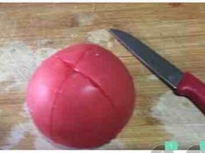 番茄用小刀在顶部十字划开，放入烧开水的锅中滚几下，去皮，切丁。