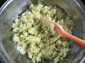 切拌均匀后呈现大颗粒状。