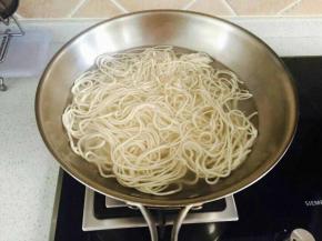 锅中倒入水，水开加入手擀面，煮熟
