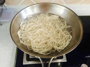 锅中倒入水，水开加入手擀面，煮熟