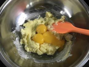 先将黄油软化，依次加入糖粉，盐，蛋黄搅拌均匀。