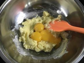 先将黄油软化，依次加入糖粉，盐，蛋黄搅拌均匀。