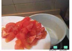 锅中放入橄榄油，烧热入西红柿丁翻炒。