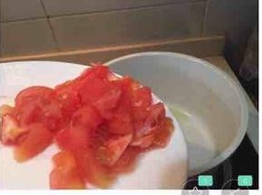 锅中放入橄榄油，烧热入西红柿丁翻炒。