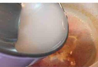 加入水淀粉，大火煮开收汁浓稠，加入少许盐调味。