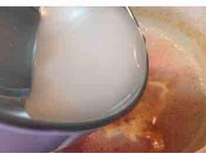 加入水淀粉，大火煮开收汁浓稠，加入少许盐调味。