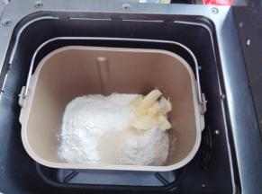 把所有材料按照先液体再粉末的顺序放到面包桶内，选择和面程序，默认和面28分钟