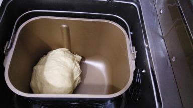 用牛奶和面，加上配方含水量比较合适，和面完成后，面包桶的四周和底部都没有残余的面粉