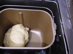 用牛奶和面，加上配方含水量比较合适，和面完成后，面包桶的四周和底部都没有残余的面粉