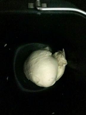 把水油皮的材料倒入面包桶，揉25分钟，也可手揉，但是一定要揉到面团有筋度