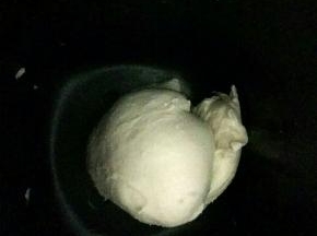把水油皮的材料倒入面包桶，揉25分钟，也可手揉，但是一定要揉到面团有筋度