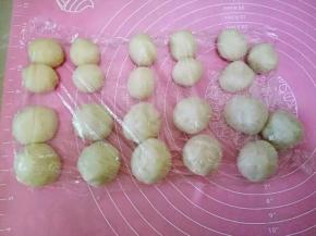 油酥揉成团即可，把水油皮和油酥都平均分成11份，从现在起要盖保鲜膜