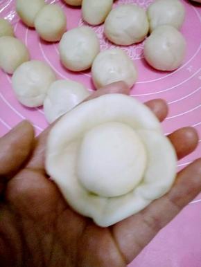 水油皮按扁，包入油酥