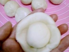 水油皮按扁，包入油酥