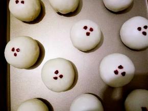 包上馅，红曲粉沾水用筷子沾点，预热好的烤箱180度40分钟（时间和温度根据自家烤箱调整）