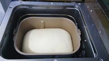 第二次发酵时间40分钟，因为每一款面包机的温控不同，需要发酵的时间也会有所不同，如果发酵不到8分满建议延长发酵时间