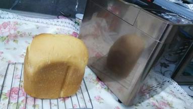 面包烤熟后取出，放晾网上晾干水汽