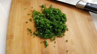 先将香葱的叶子洗净，晾干水份，切成粒