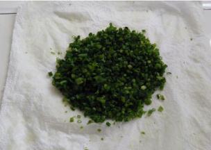 用厨房纸吸干水，稍微压一下就可以了