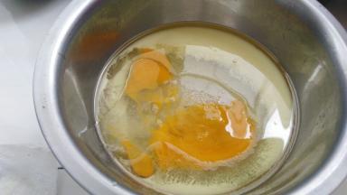 把玉米油，白糖，鸡蛋，牛奶，盐放进大碗里