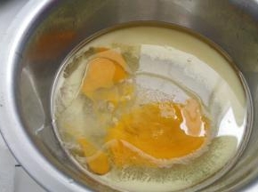 把玉米油，白糖，鸡蛋，牛奶，盐放进大碗里