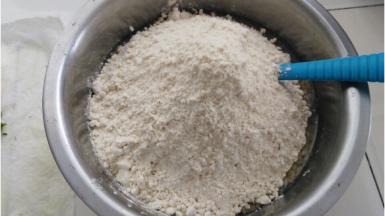 把面粉，小苏打粉加入已经搅拌均匀的液体里（关于是否过筛，个人觉得可过可不过）