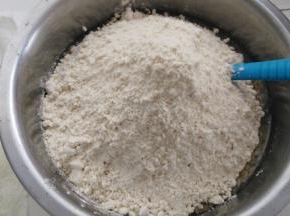 把面粉，小苏打粉加入已经搅拌均匀的液体里（关于是否过筛，个人觉得可过可不过）