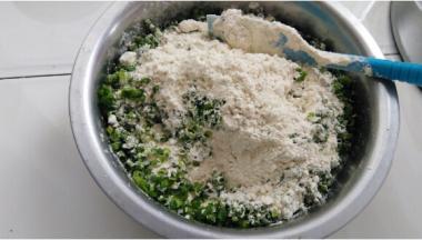 加入事先已经切碎晾干水份的葱粒