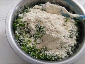 加入事先已经切碎晾干水份的葱粒