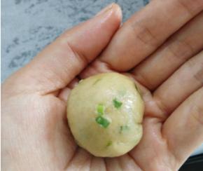 取一小块面团，17克左右（月饼花片100克），用手把面团揉圆