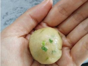 取一小块面团，17克左右（月饼花片100克），用手把面团揉圆