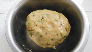 把所有的原料一起混合好，和成面团（如果太干了建议加鸡蛋液）