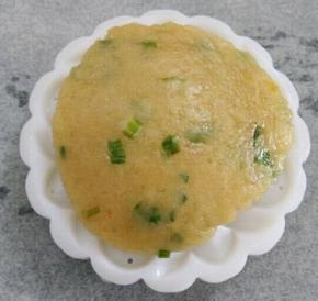 把面团放到划片上慢慢压扁，我用的100克月饼的花片，直径大概是7cm，厚度在0.3cm，不建议做太厚，虽然好脱模，但是烤的时间相对来说比较久，太薄了也不容易脱模