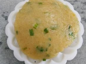把面团放到划片上慢慢压扁，我用的100克月饼的花片，直径大概是7cm，厚度在0.3cm，不建议做太厚，虽然好脱模，但是烤的时间相对来说比较久，太薄了也不容易脱模