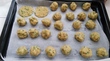 开始的时候可能做的不是太圆，多试几次吧,按照烤盘大小算一下一盘能放多少个（做的时候可以同时预热烤箱130度）