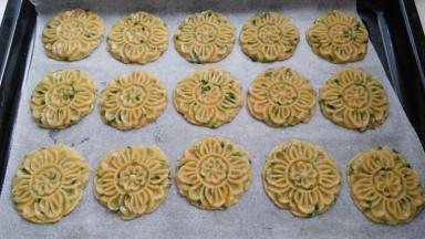 做好的饼干放入烤箱中层，实测温度130度，时间20分钟