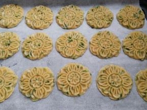 做好的饼干放入烤箱中层，实测温度130度，时间20分钟